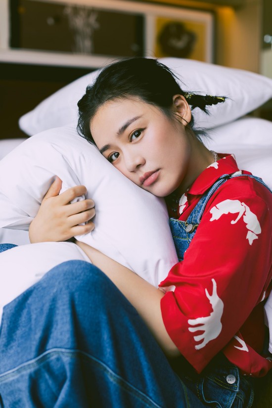 网上赚钱是真的还是假的,马思纯羊角辫造型俏皮可爱化身“棉被女孩”笑容治愈