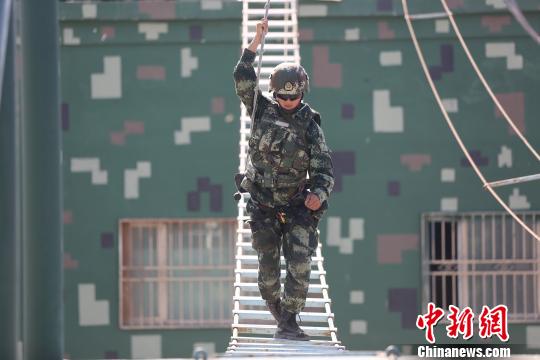 中方队员示范横越训练。 罗涛 摄