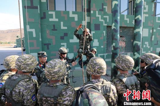 中方队员进行教学示范。 田晓鹏 摄