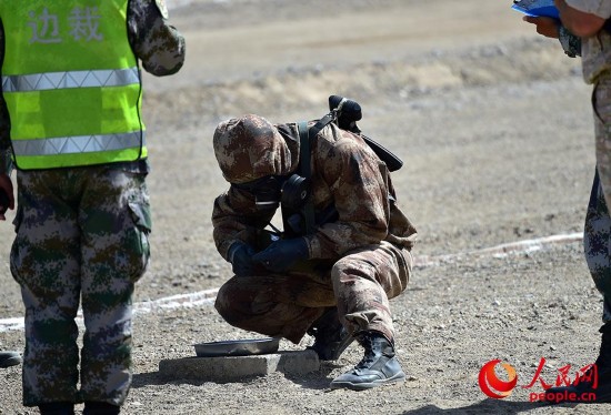 中方参赛队员进行化学毒剂甄别。