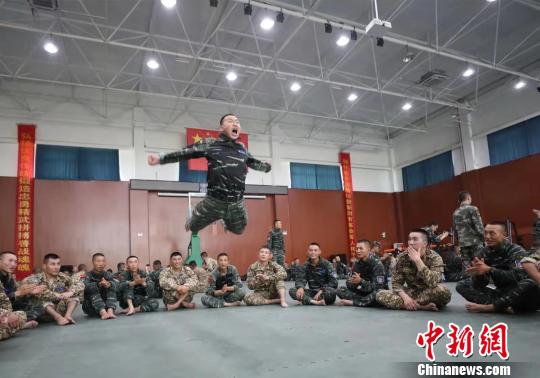 训练间隙,双方队员进行技能展示。 王国银 摄