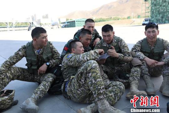 相互交流。 田晓鹏 摄