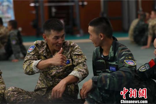 双方队员交流训练心得。 王国银 摄