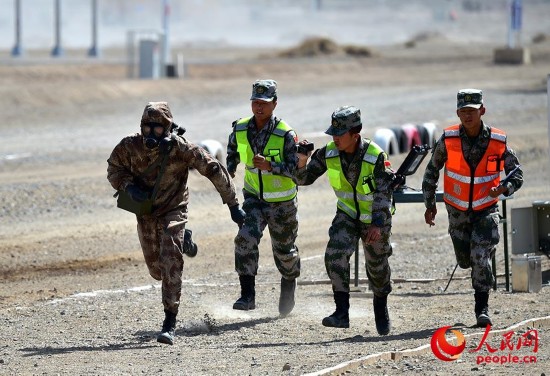 中方参赛队员快速展开化学侦察。