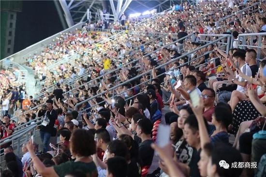 ▲打开手电筒,照亮英雄回家的路