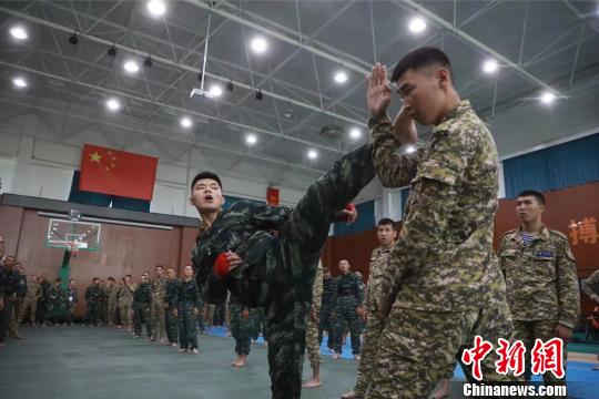 双方队员切磋交流。 王国银 摄