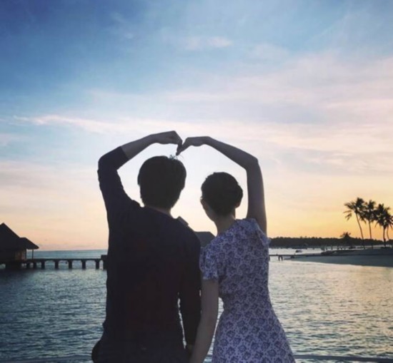 女生背影天空比心图片 元珍情感资讯  2020年3月15背影比心的情侣头像
