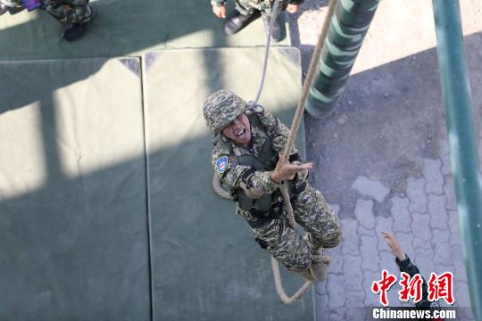 吉方队员进行攀岩训练。 赵俊杰 摄