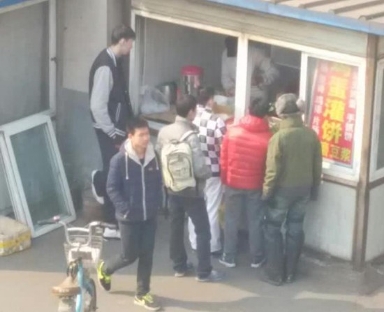 周琦回应和阿联奥运赛场“冲突”:我是在说“赖我赖我”