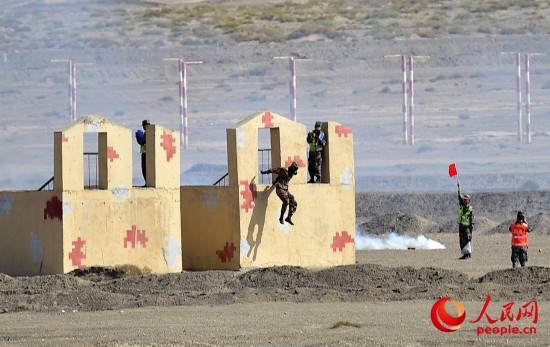 参赛队员通过火力突击区。