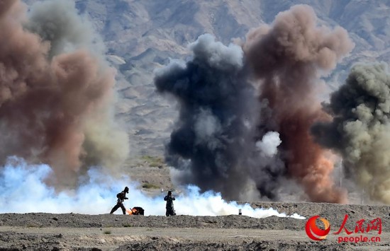 参赛队员全程穿戴防毒服通过火力突击区。