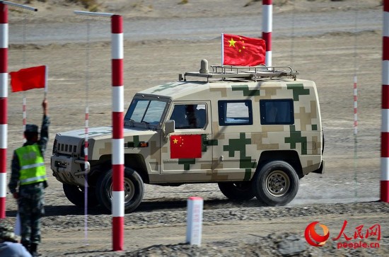 中方参赛队员驾驶车辆快速穿过限宽门。