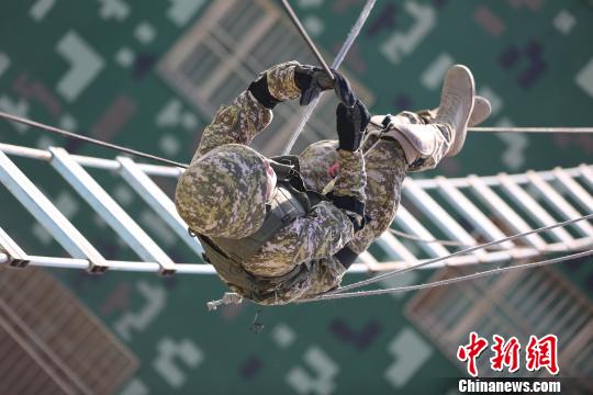 吉方队员进行横越训练。 罗涛 摄