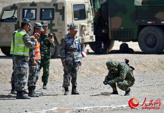 参赛队员快速进行毒剂甄别。