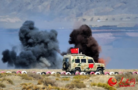 中国参赛队驾驶车辆通过障碍区。