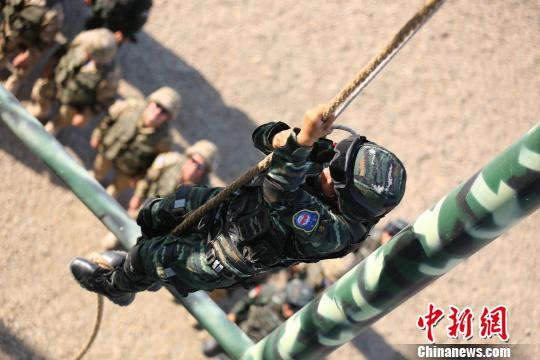 中方队员示范攀岩训练。 罗涛 摄