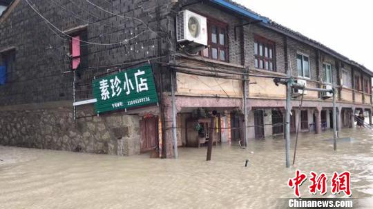 浙江各地武警官兵闻灾而动不舍昼夜奋力抢通生命通道