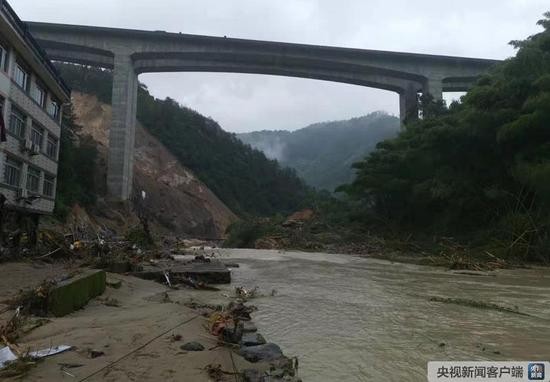 浙江永嘉县山早村由滑坡造成的堰塞湖照片。&darr;（照片来源：永嘉县消防救助大队）