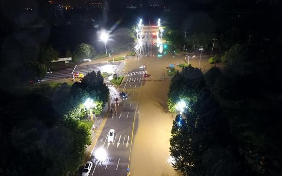  圣城路与金海路交叉口，向西和向南的路被封闭。