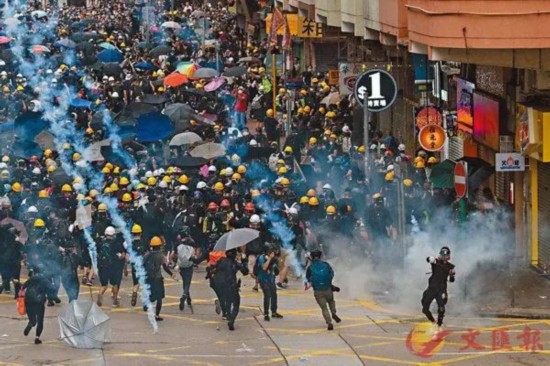 ▲大批暴徒在深水埗非法集结，冲击警方防线