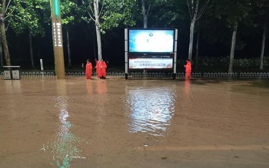 寿光环卫集团阿姨们在圣城街沿途检查下水口。