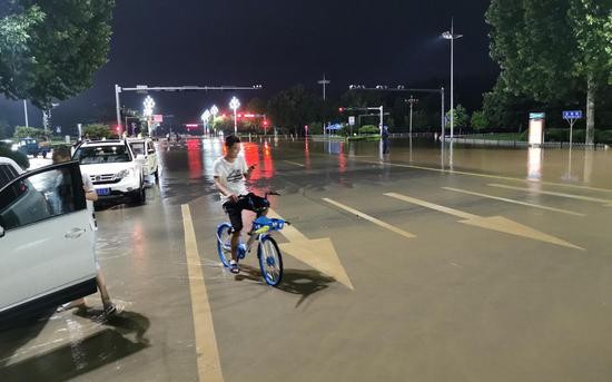 市民在街头关注水情。
