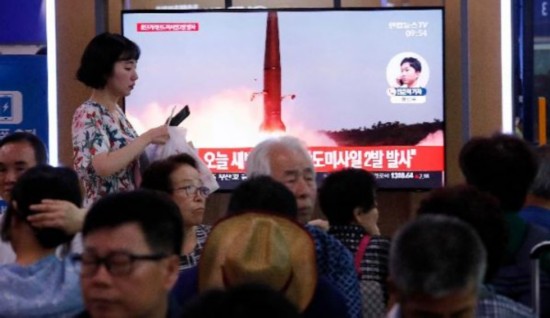 7月31日，在韩国首尔，韩国媒体播出朝鲜进行发射活动的电视新闻。（新华社 美联社）