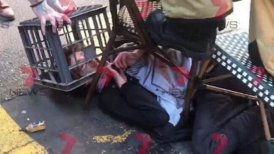 嫌疑男子被制服 图源：《澳大利亚人报》