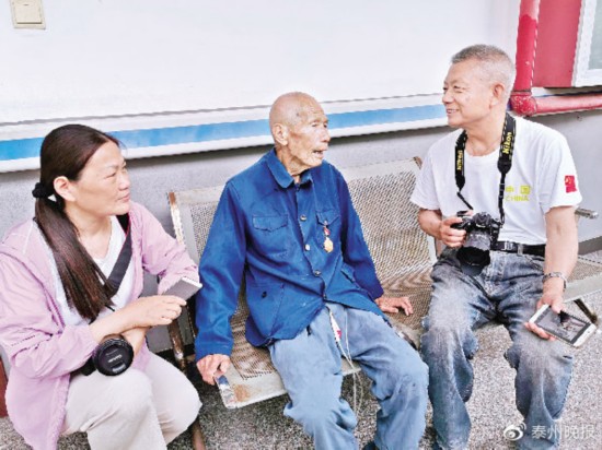 志愿者和老兵交谈