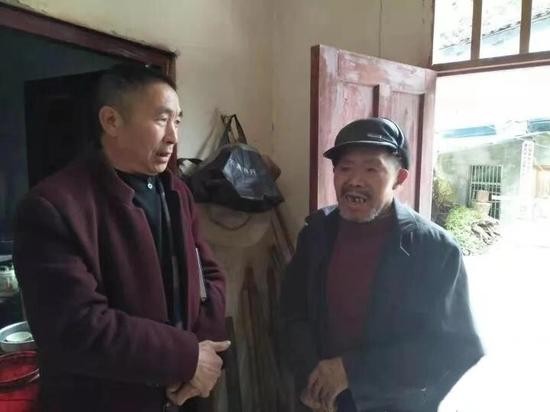 △周康云(左)生前走访贫困户