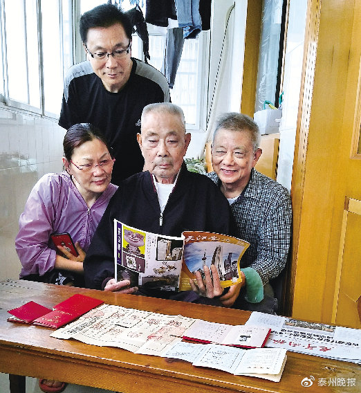 志愿者和老兵合影