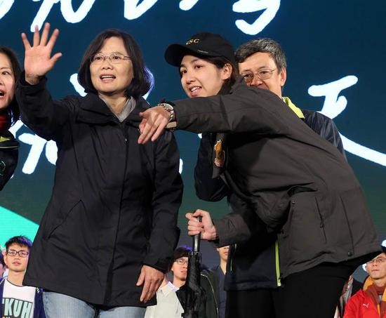 张嘉玲(右)曾长期担任蔡英文(左)随扈。(图源:中时电子报)