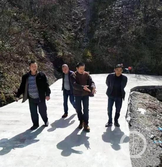 △周康云(中)生前扶贫调研