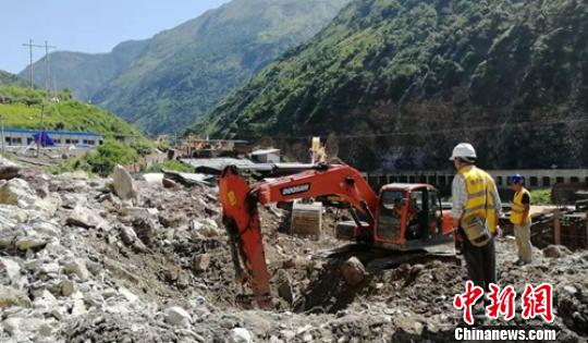 四川甘洛埃岱村山体垮塌：确认17人失联搜救正在进行