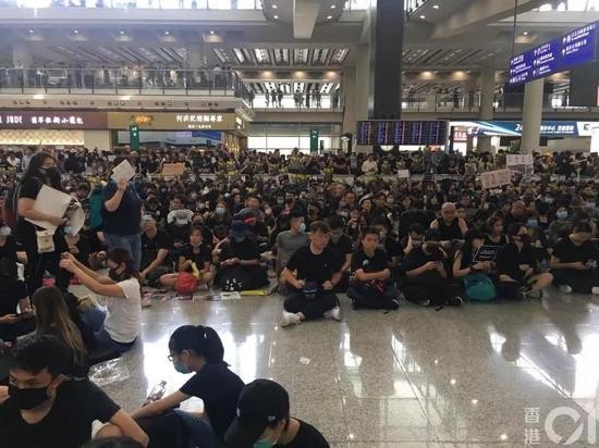 非法示威者霸占香港国际机场