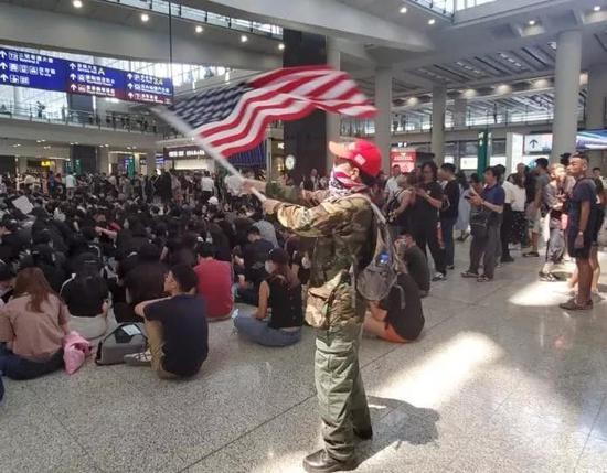 示威者在机场大厅挥舞美国国旗