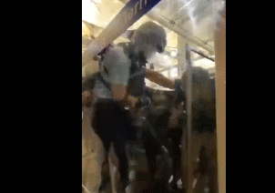 救援途中被围攻的香港警察