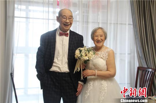 浙江宁波军休老干部补拍婚纱照追忆革命爱情故事