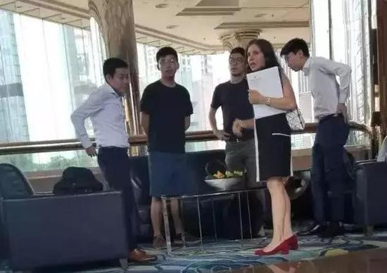 黄之锋(左二)、罗冠聪(左三)等人正与朱莉·埃德(右二)密会。