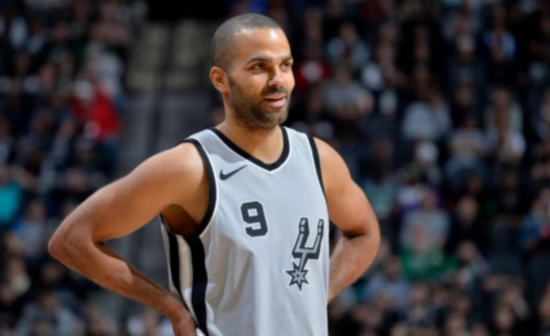 马刺11月12日退役帕克9号球衣 GDP战袍一同挂在球馆上空