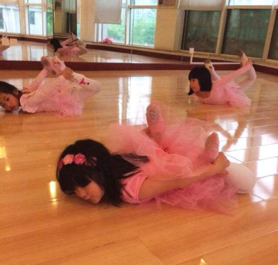 李湘晒女儿学舞视频:王诗龄好认真动作到位