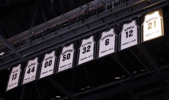 马刺11月12日退役帕克9号球衣 GDP战袍一同挂在球馆上空