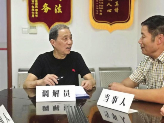 　　经张僕民之手调解的矛盾纠纷，没有一起在现场吵得不可开交，没有一起会转头反悔。为此，他获得过不少荣誉。图为老张正在进行调解工作。　□刘维娜／摄