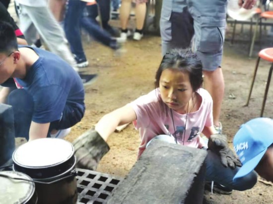 　　景城学校的孩子们自己动手做晚饭。