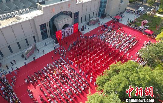 兰大110对校友夫妻&ldquo;回娘家&rdquo;：集体婚礼重温甜蜜时刻