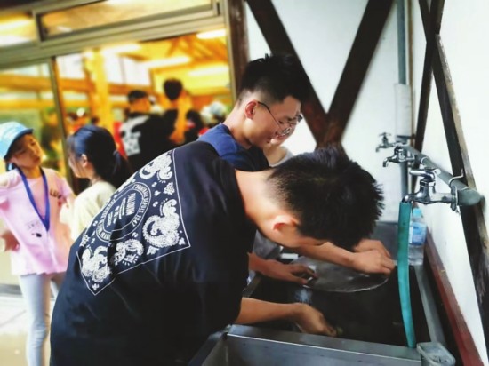 　　景城学校的孩子们刷了50分钟才把锅子刷干净。