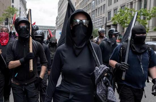 有示威者着黑衣、蒙面。(图:Getty)