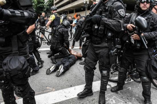 波特兰警方赶赴现场应对。(图:Getty)