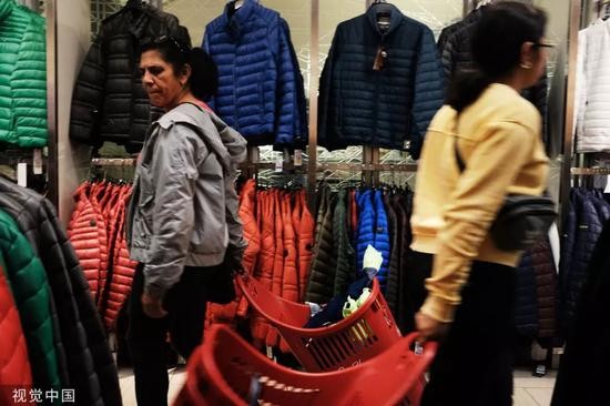 ▲资料图片：5月7日，美国纽约，曼哈顿一家百货商店出售中国制造的服饰。