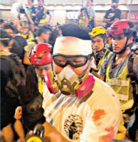  白衣人被打（来源：大公报）